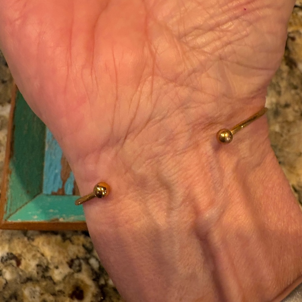 ▪️Thin Gold Block Open Bangle - Picture 5 of 6